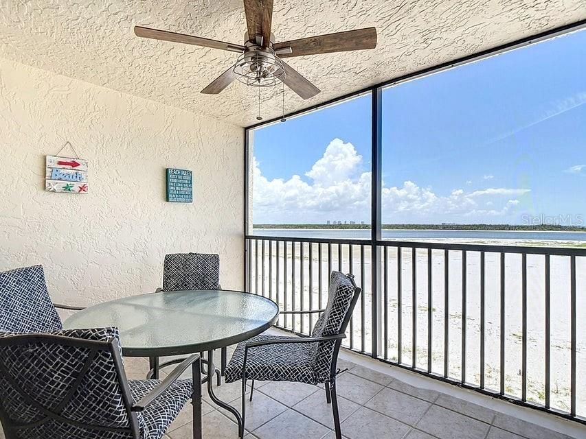 For Rent: $3,200 (2 beds, 2 baths, 933 Square Feet)