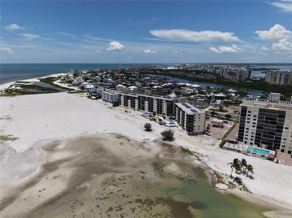 For Rent: $3,200 (2 beds, 2 baths, 933 Square Feet)