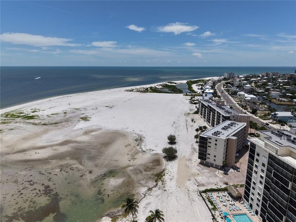 For Rent: $3,200 (2 beds, 2 baths, 933 Square Feet)