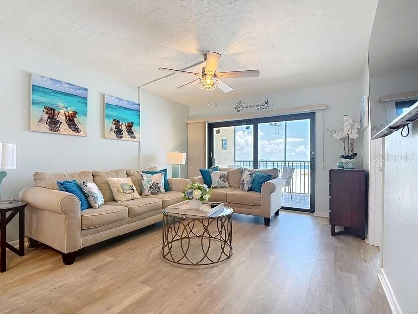 For Rent: $3,200 (2 beds, 2 baths, 933 Square Feet)