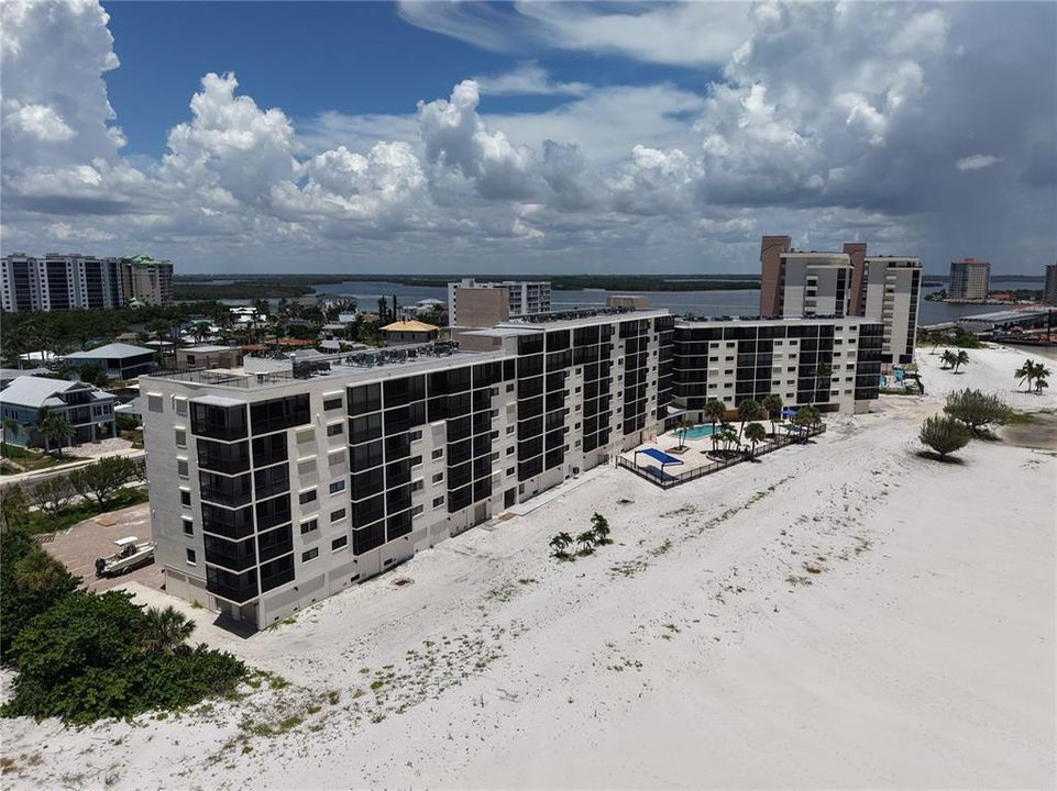 For Rent: $3,200 (2 beds, 2 baths, 933 Square Feet)