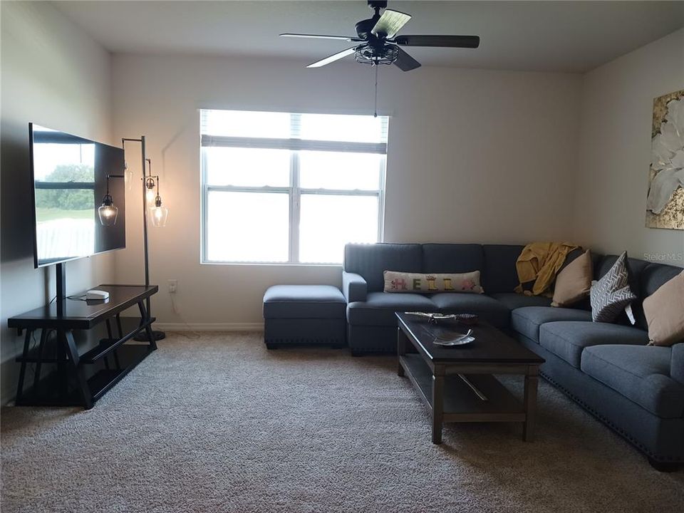 Под контрактом: $2,100 (4 спален, 2 ванн, 1851 Квадратных фут)