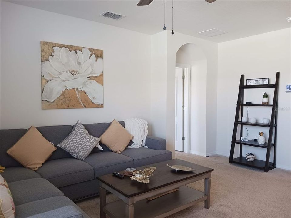 Под контрактом: $2,100 (4 спален, 2 ванн, 1851 Квадратных фут)