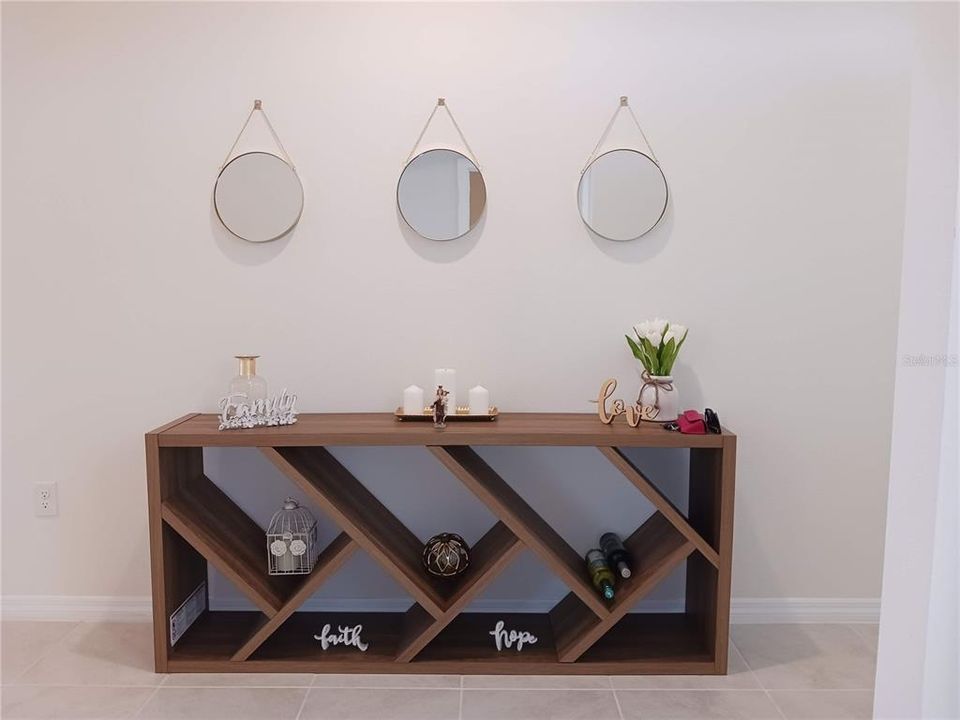 Под контрактом: $2,100 (4 спален, 2 ванн, 1851 Квадратных фут)