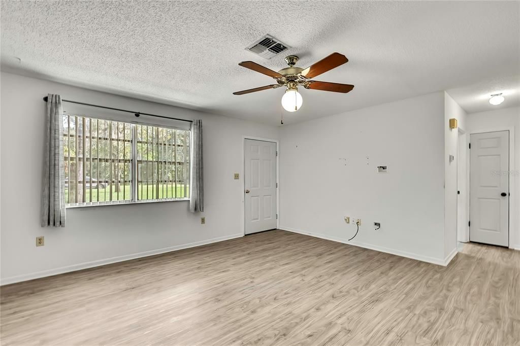 Active With Contract: $239,500 (2 beds, 2 baths, 832 Square Feet)