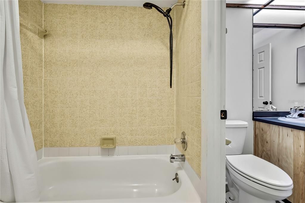 Active With Contract: $239,500 (2 beds, 2 baths, 832 Square Feet)