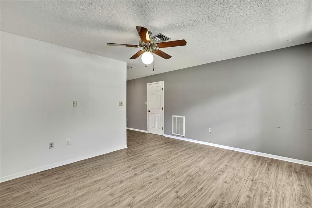 Active With Contract: $239,500 (2 beds, 2 baths, 832 Square Feet)