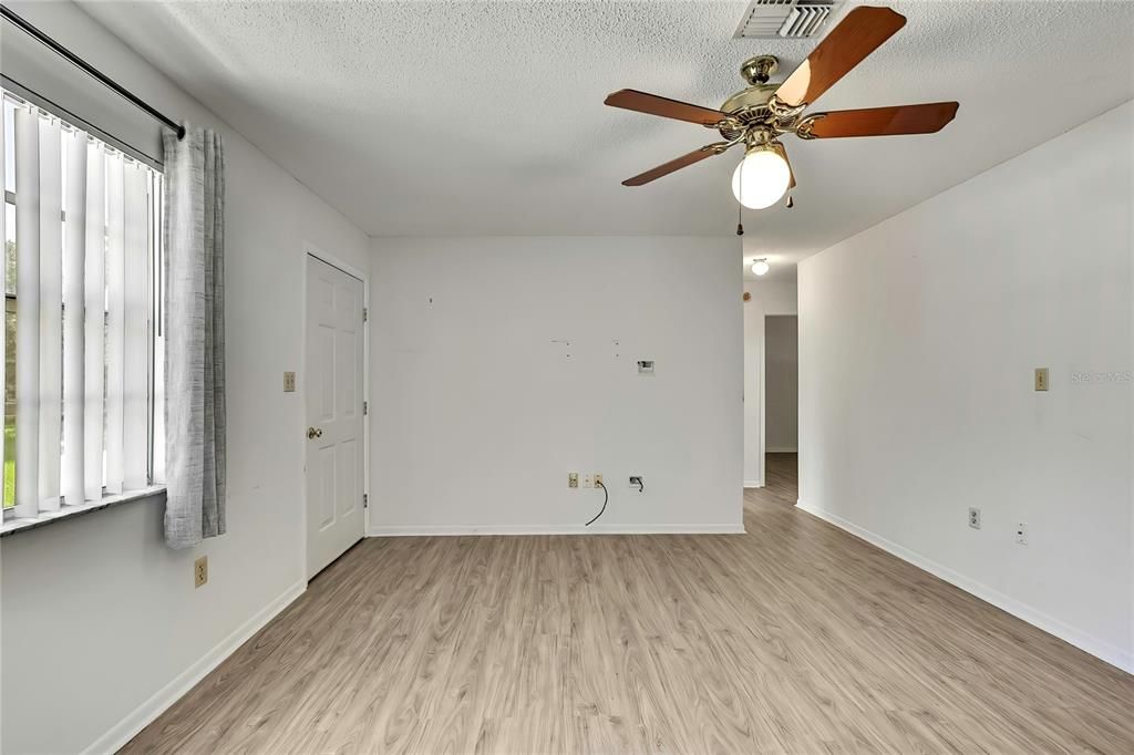 Active With Contract: $239,500 (2 beds, 2 baths, 832 Square Feet)