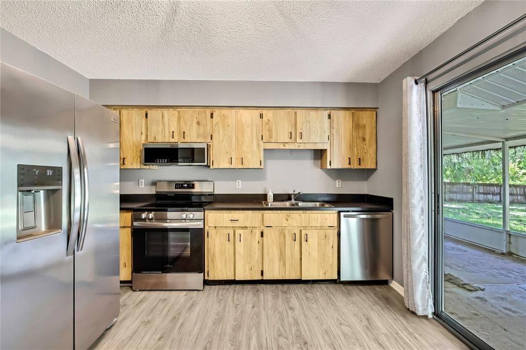 Active With Contract: $239,500 (2 beds, 2 baths, 832 Square Feet)