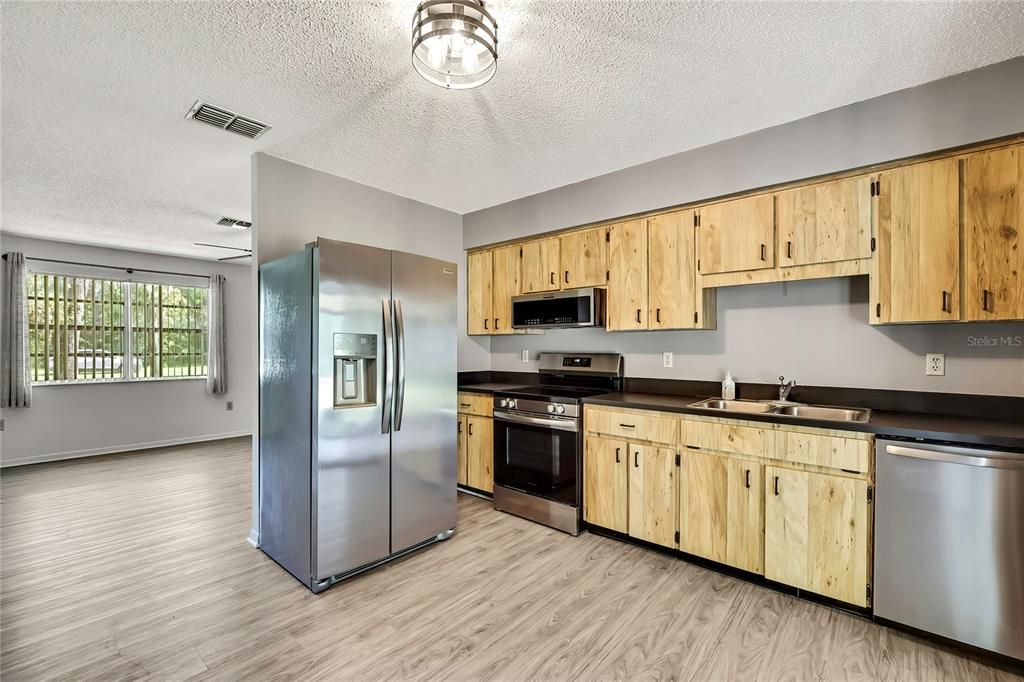 Active With Contract: $239,500 (2 beds, 2 baths, 832 Square Feet)