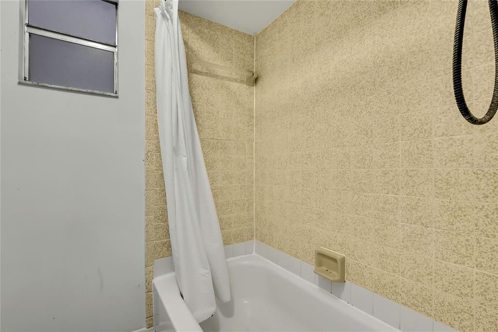 Active With Contract: $239,500 (2 beds, 2 baths, 832 Square Feet)