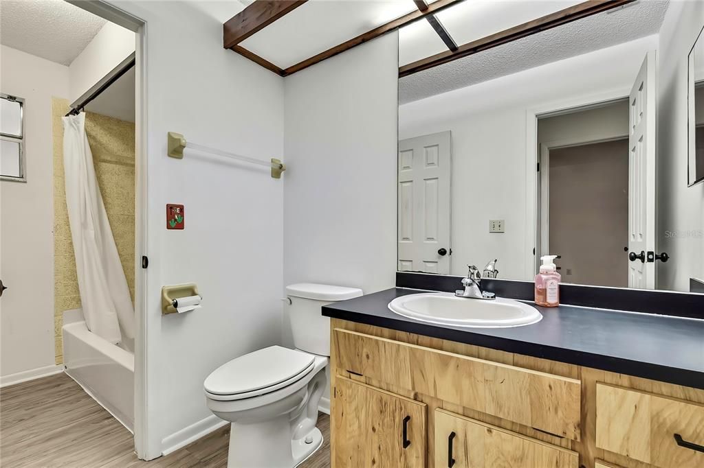 Active With Contract: $239,500 (2 beds, 2 baths, 832 Square Feet)