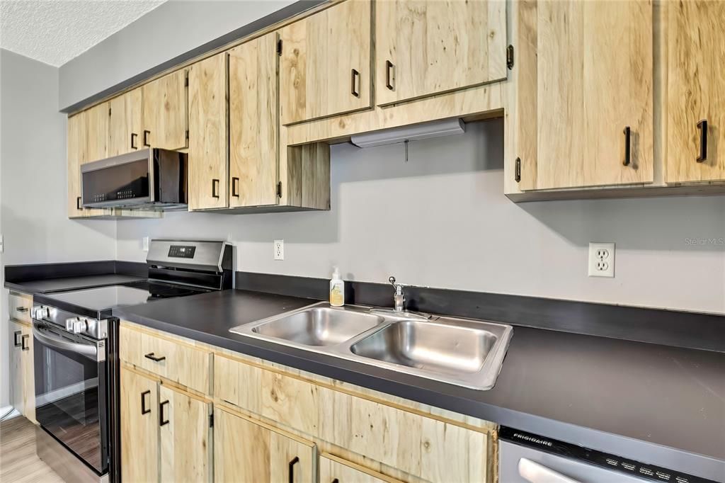 Active With Contract: $239,500 (2 beds, 2 baths, 832 Square Feet)