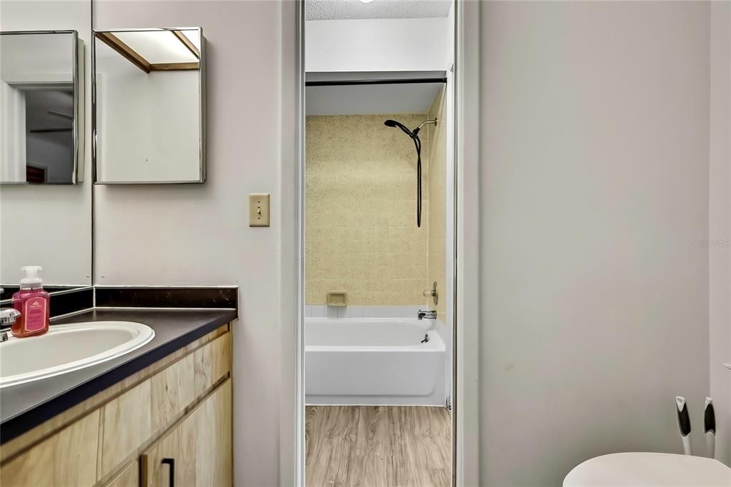 Active With Contract: $239,500 (2 beds, 2 baths, 832 Square Feet)