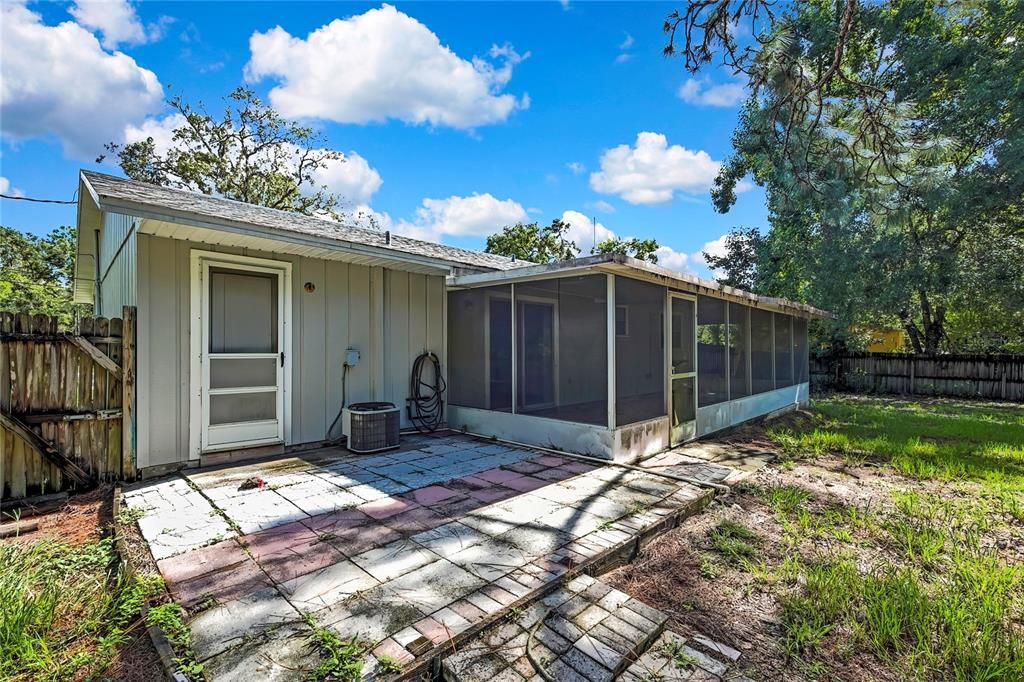 Active With Contract: $239,500 (2 beds, 2 baths, 832 Square Feet)