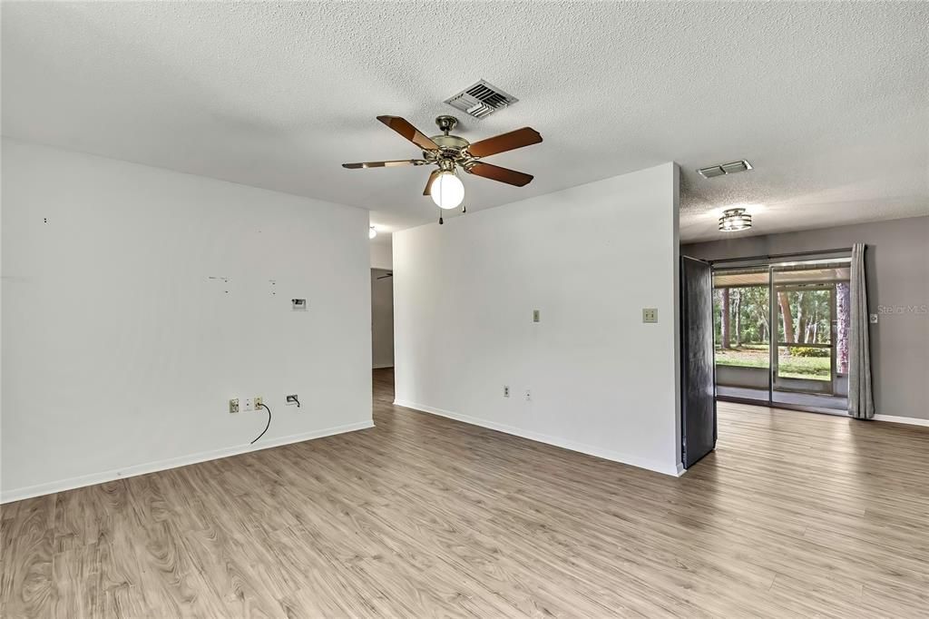 Active With Contract: $239,500 (2 beds, 2 baths, 832 Square Feet)