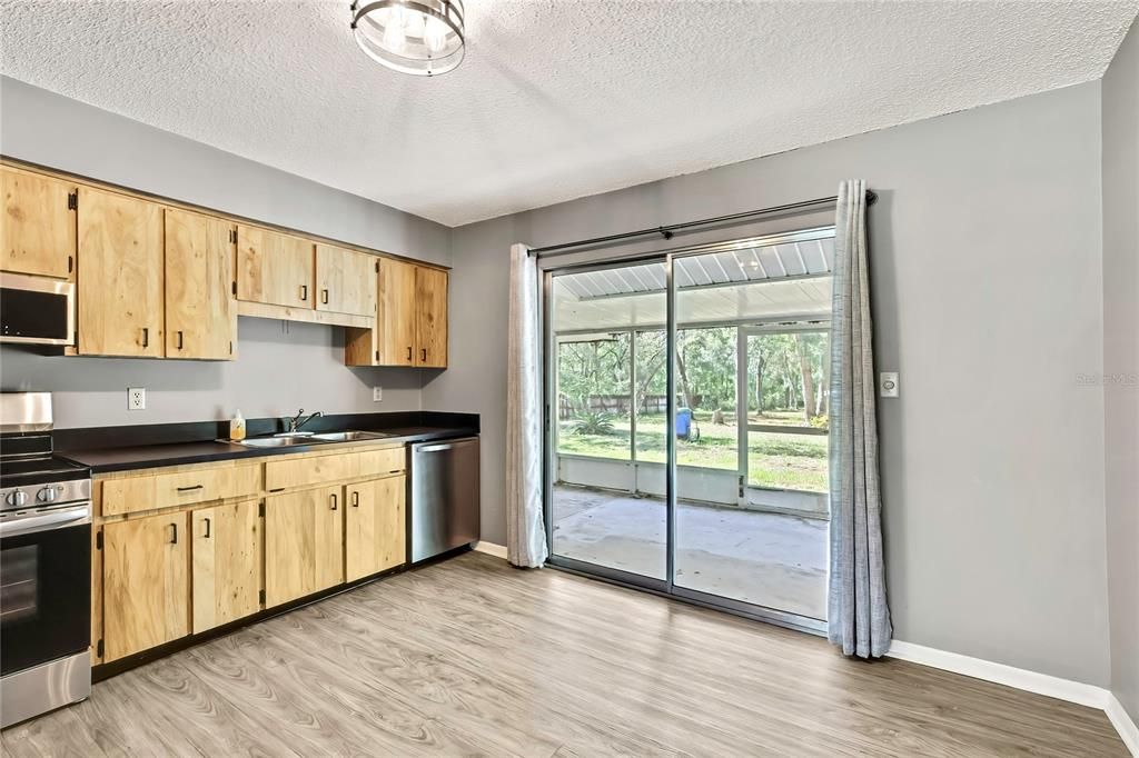 Active With Contract: $239,500 (2 beds, 2 baths, 832 Square Feet)