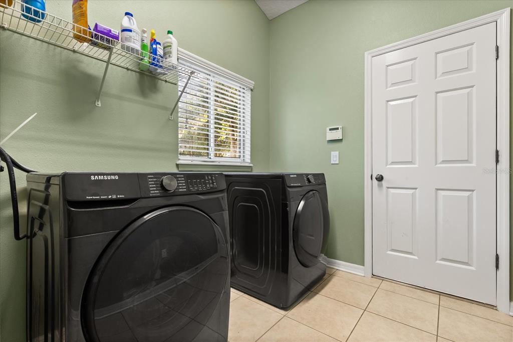 Activo con contrato: $482,000 (4 camas, 2 baños, 2310 Pies cuadrados)