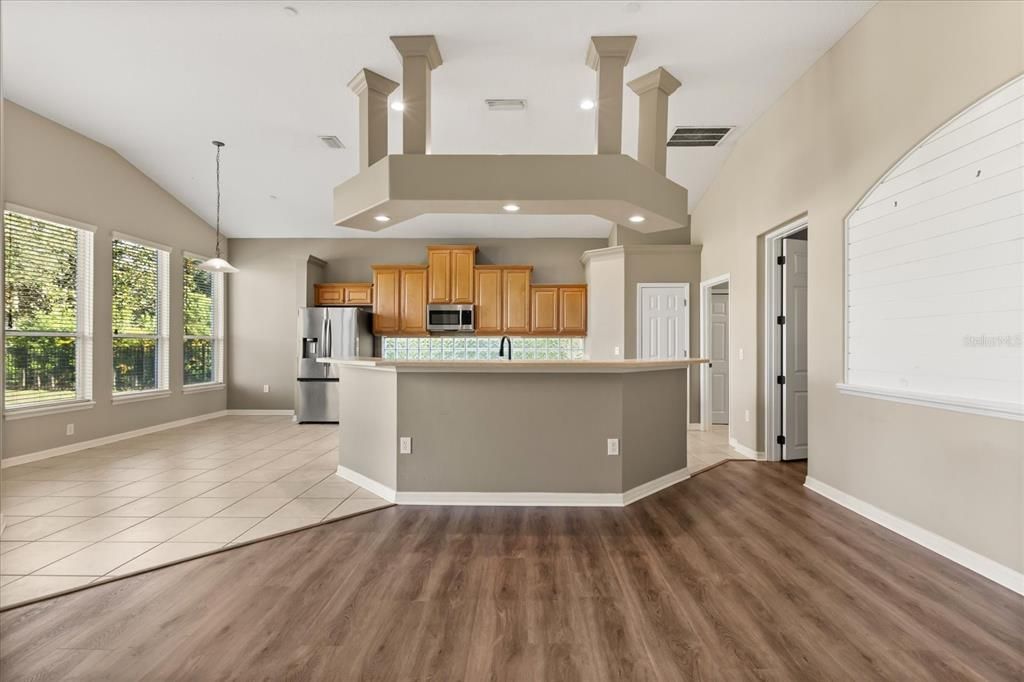 Activo con contrato: $482,000 (4 camas, 2 baños, 2310 Pies cuadrados)