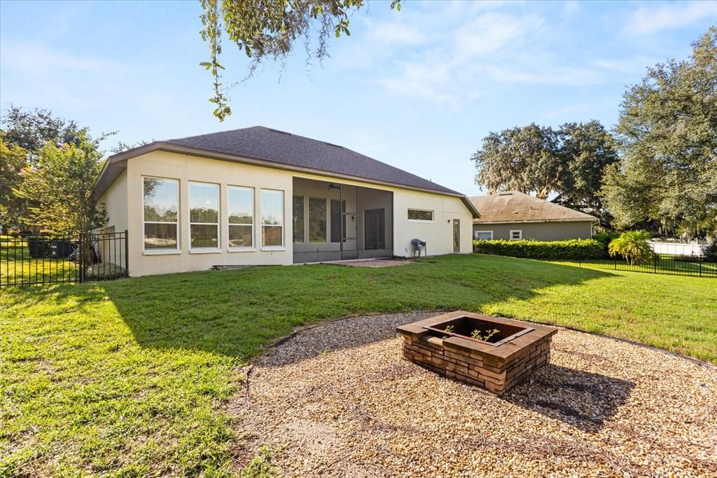 Activo con contrato: $482,000 (4 camas, 2 baños, 2310 Pies cuadrados)