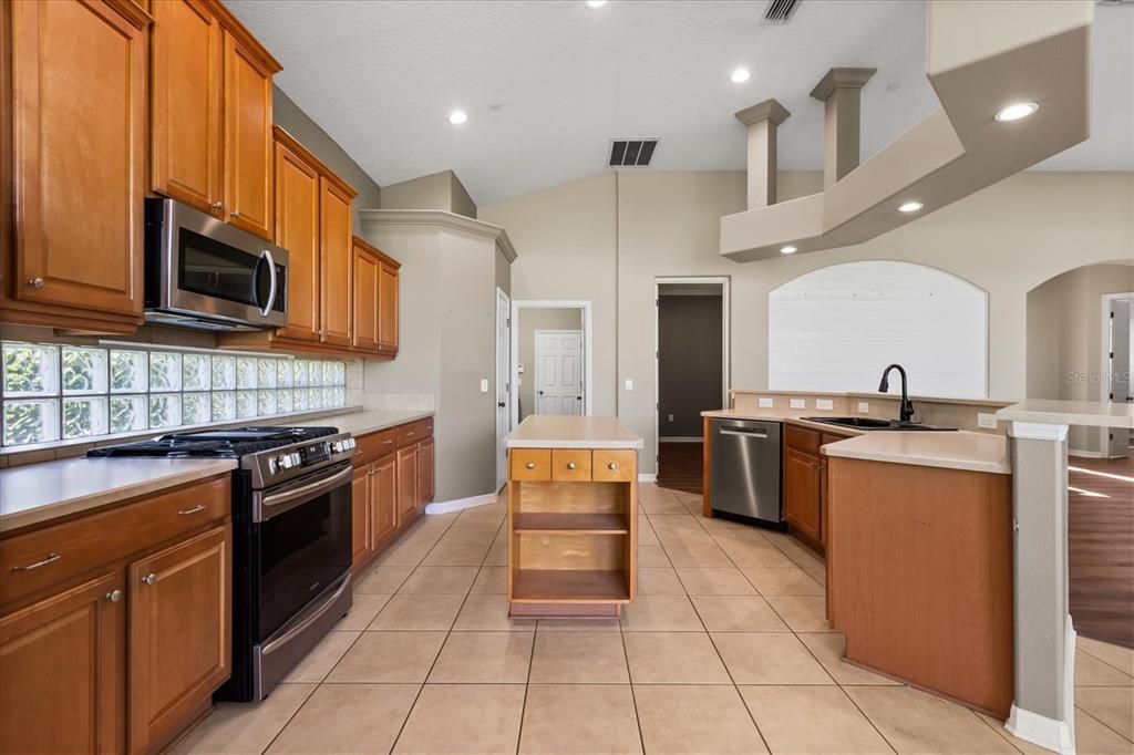 Activo con contrato: $482,000 (4 camas, 2 baños, 2310 Pies cuadrados)