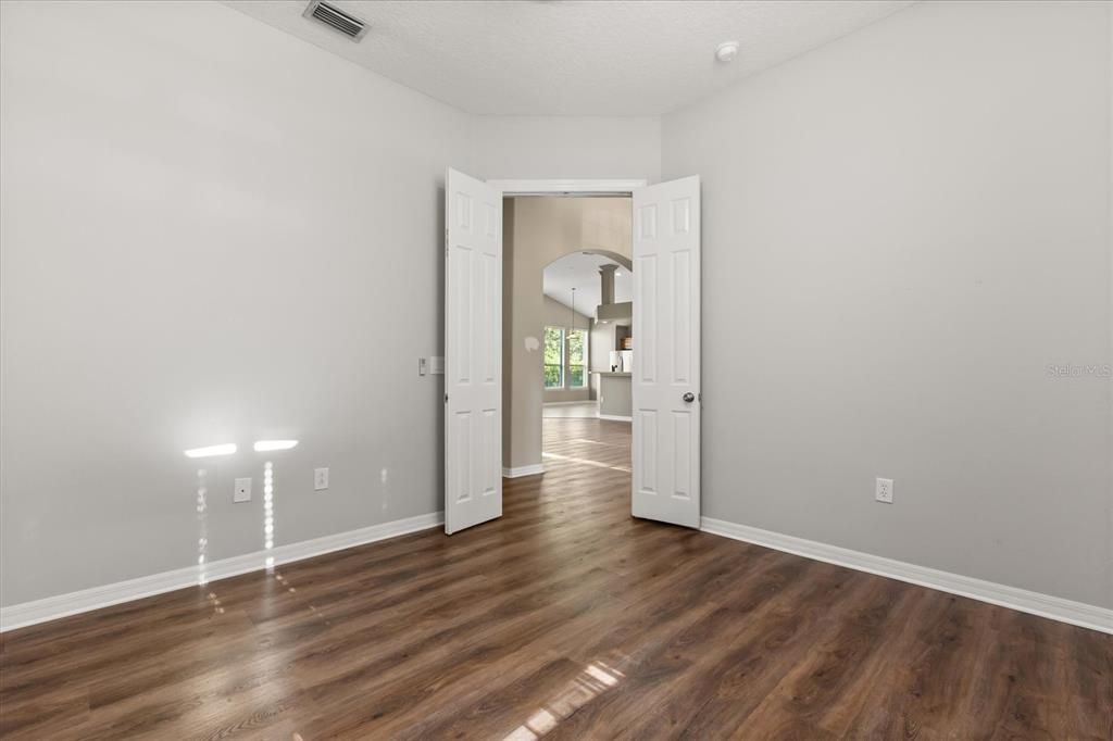 Activo con contrato: $482,000 (4 camas, 2 baños, 2310 Pies cuadrados)