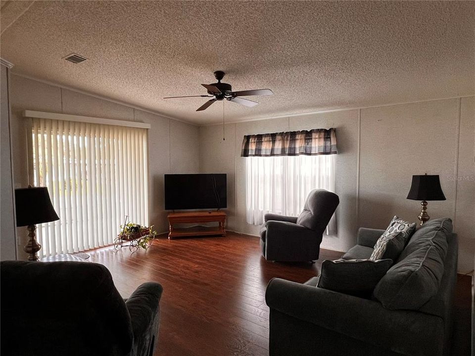 Activo con contrato: $142,500 (2 camas, 2 baños, 1118 Pies cuadrados)