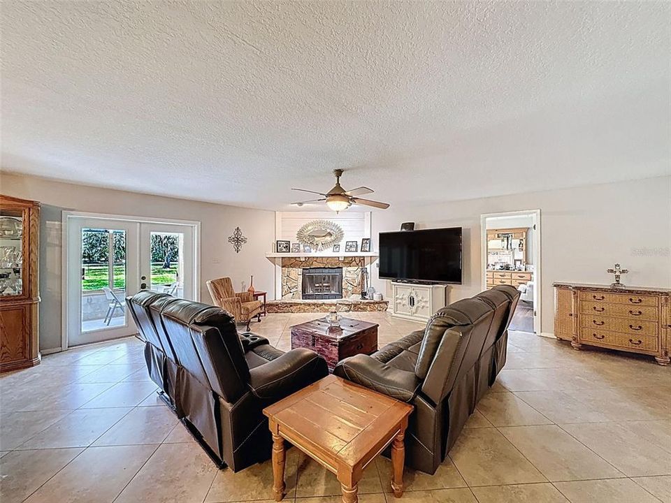 待售: $1,250,000 (5 贝兹, 2 浴室, 2252 平方英尺)