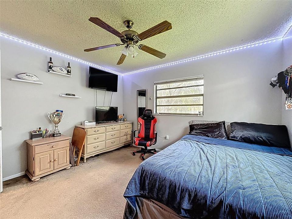 待售: $1,250,000 (5 贝兹, 2 浴室, 2252 平方英尺)