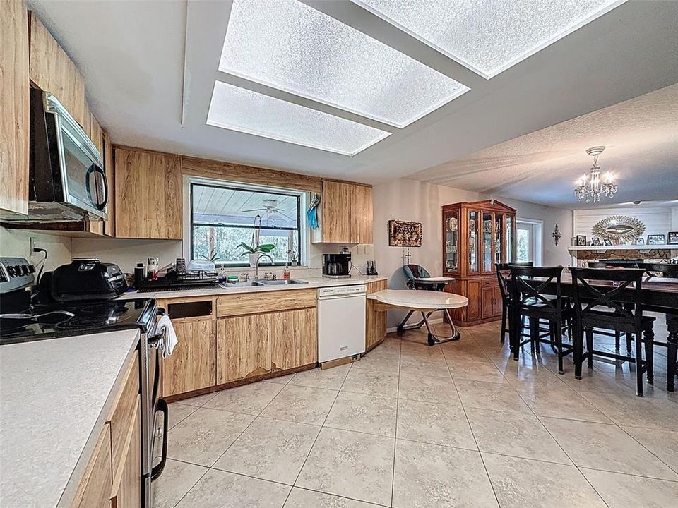 待售: $1,250,000 (5 贝兹, 2 浴室, 2252 平方英尺)