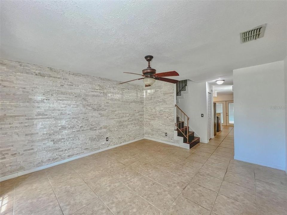 Active With Contract: $214,900 (2 beds, 2 baths, 1170 Square Feet)