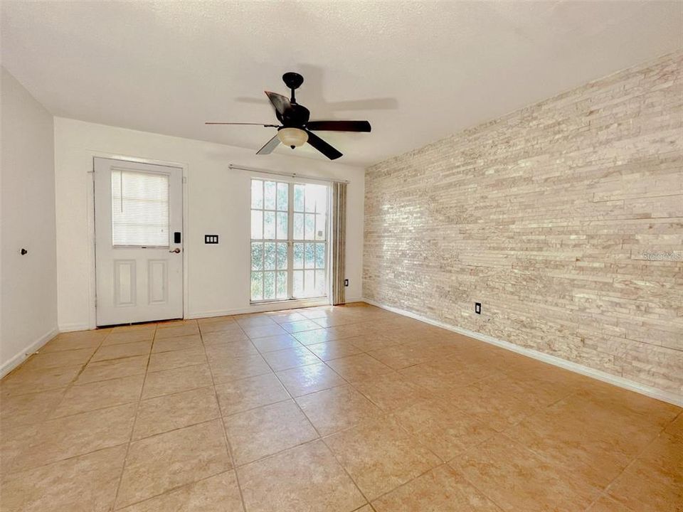 Active With Contract: $214,900 (2 beds, 2 baths, 1170 Square Feet)