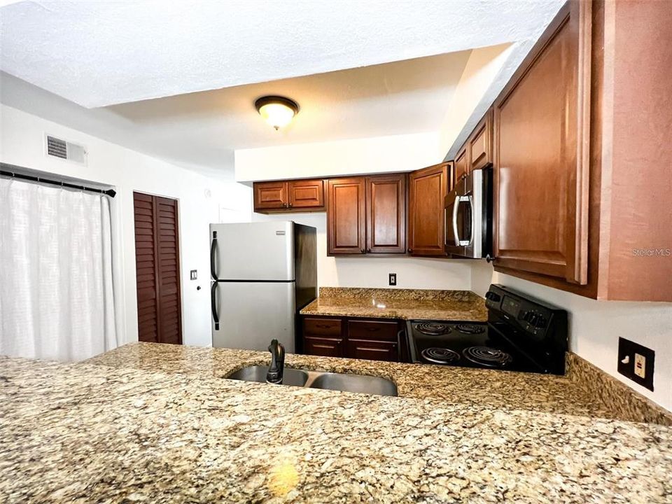 Active With Contract: $214,900 (2 beds, 2 baths, 1170 Square Feet)