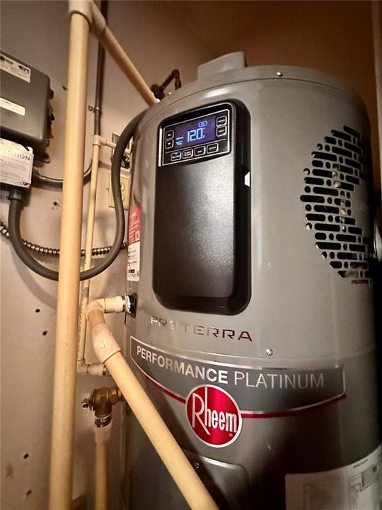 На продажу: $329,900 (2 спален, 2 ванн, 1319 Квадратных фут)