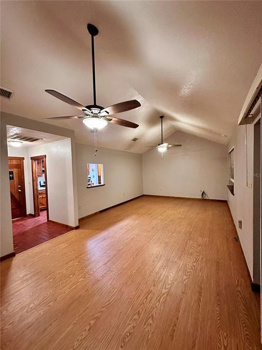 На продажу: $329,900 (2 спален, 2 ванн, 1319 Квадратных фут)