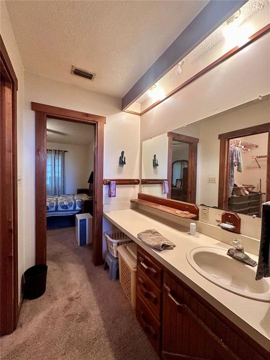 На продажу: $329,900 (2 спален, 2 ванн, 1319 Квадратных фут)