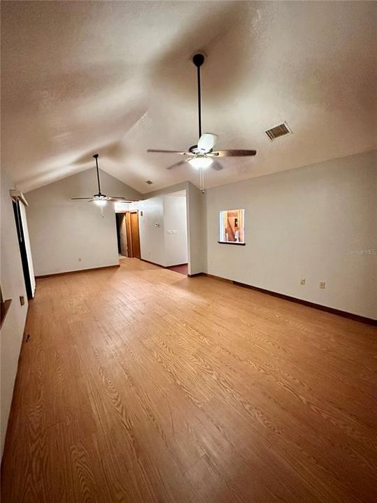 На продажу: $329,900 (2 спален, 2 ванн, 1319 Квадратных фут)