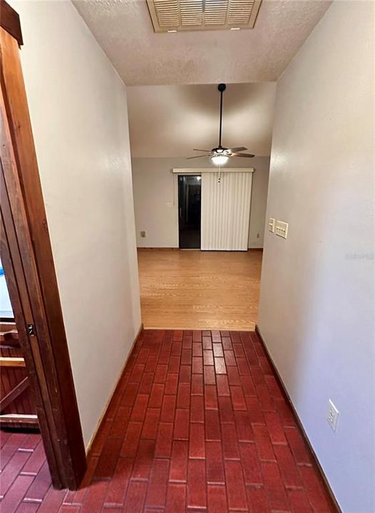 На продажу: $329,900 (2 спален, 2 ванн, 1319 Квадратных фут)