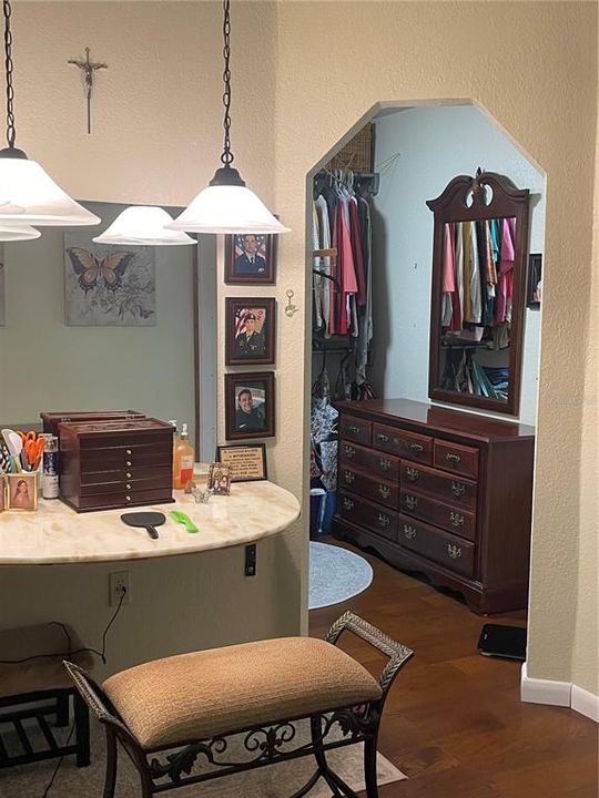 En Venta: $425,000 (4 camas, 2 baños, 2327 Pies cuadrados)