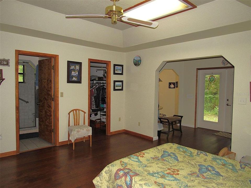 En Venta: $425,000 (4 camas, 2 baños, 2327 Pies cuadrados)