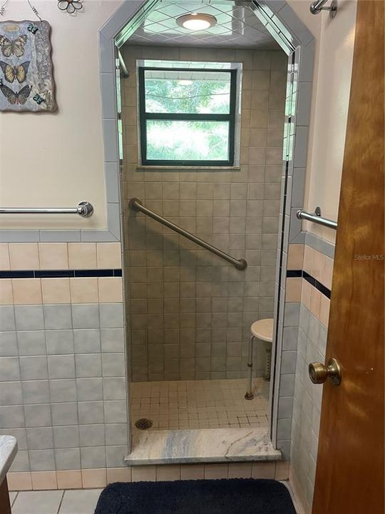 En Venta: $425,000 (4 camas, 2 baños, 2327 Pies cuadrados)