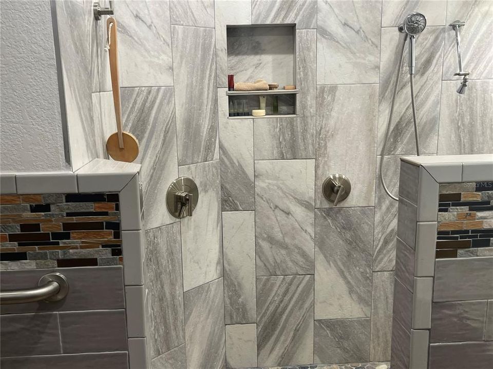 En Venta: $425,000 (4 camas, 2 baños, 2327 Pies cuadrados)