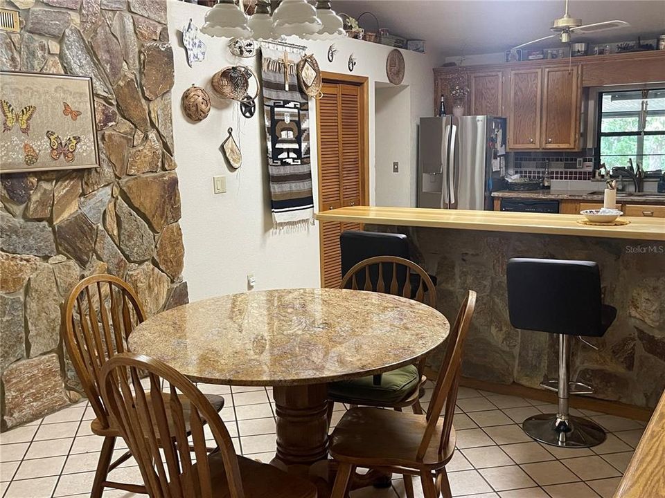 En Venta: $425,000 (4 camas, 2 baños, 2327 Pies cuadrados)