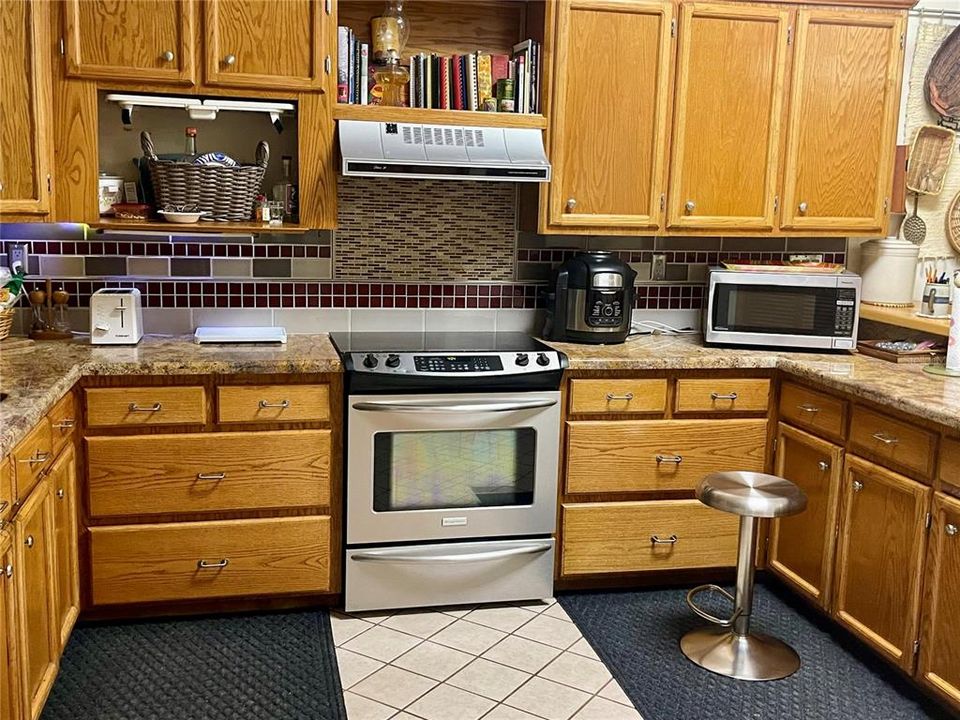 En Venta: $425,000 (4 camas, 2 baños, 2327 Pies cuadrados)