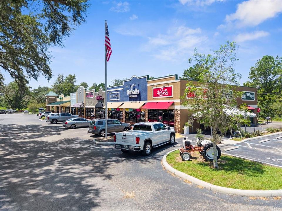 合同活跃: $295,000 (0.77 acres)