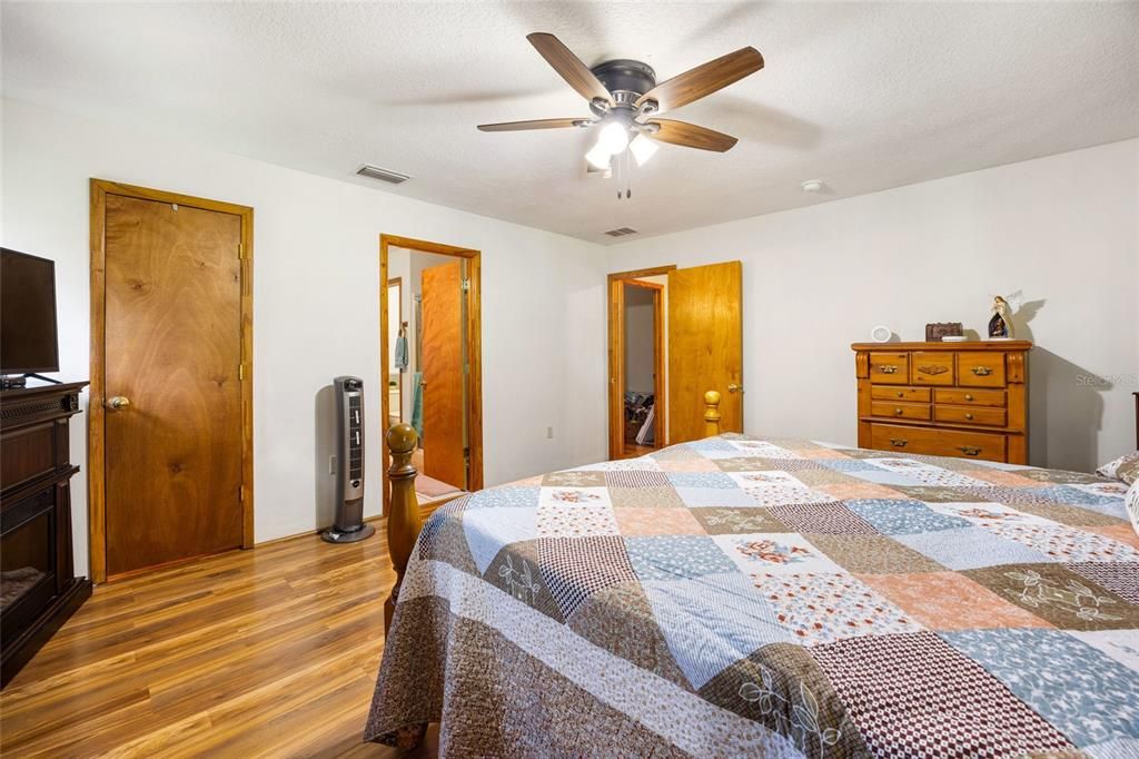 For Sale: $699,000 (6 beds, 4 baths, 3304 Square Feet)