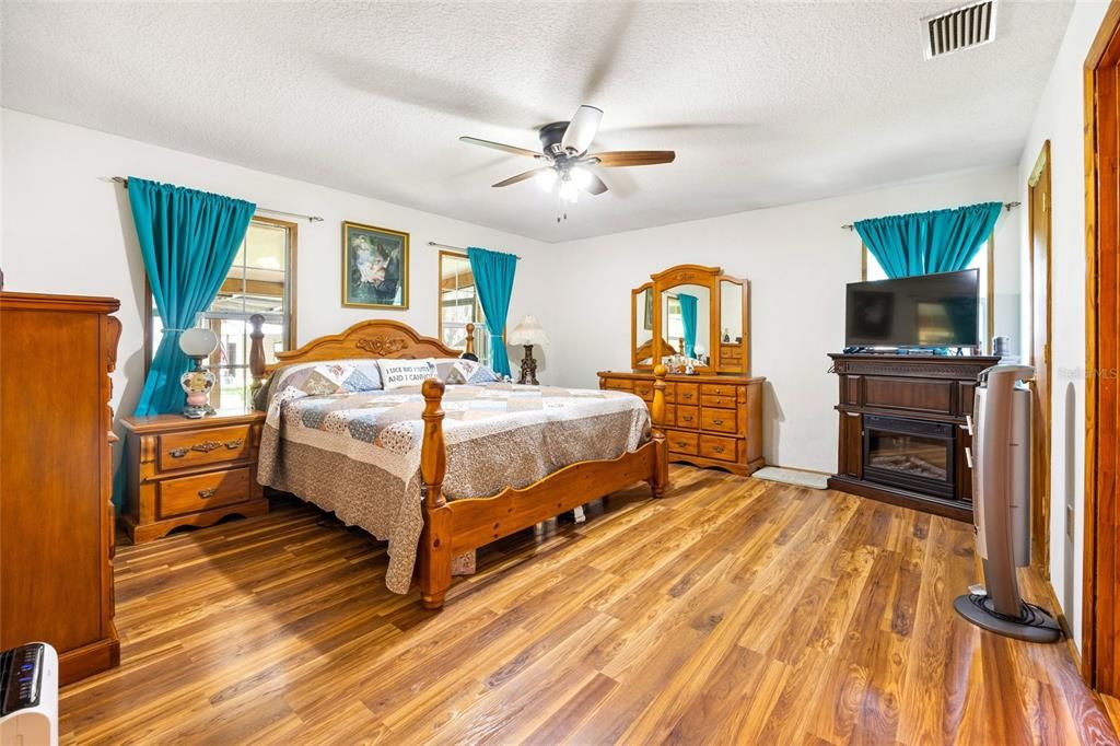 For Sale: $699,000 (6 beds, 4 baths, 3304 Square Feet)