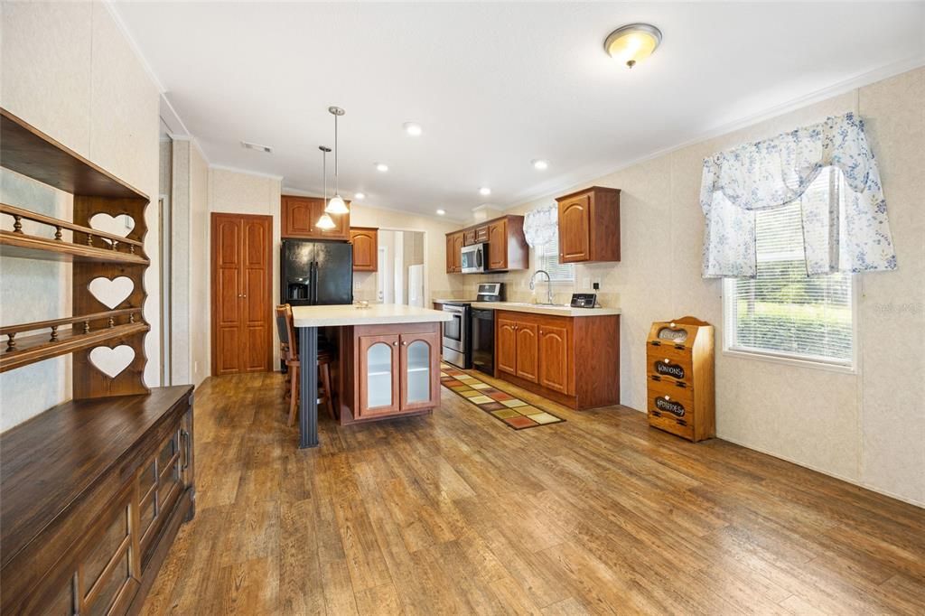 For Sale: $699,000 (6 beds, 4 baths, 3304 Square Feet)