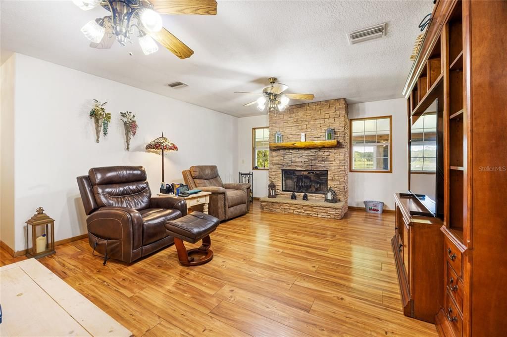 For Sale: $699,000 (6 beds, 4 baths, 3304 Square Feet)