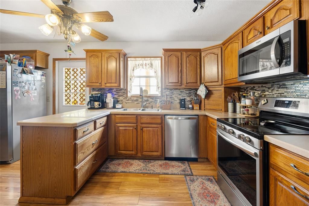 For Sale: $699,000 (6 beds, 4 baths, 3304 Square Feet)